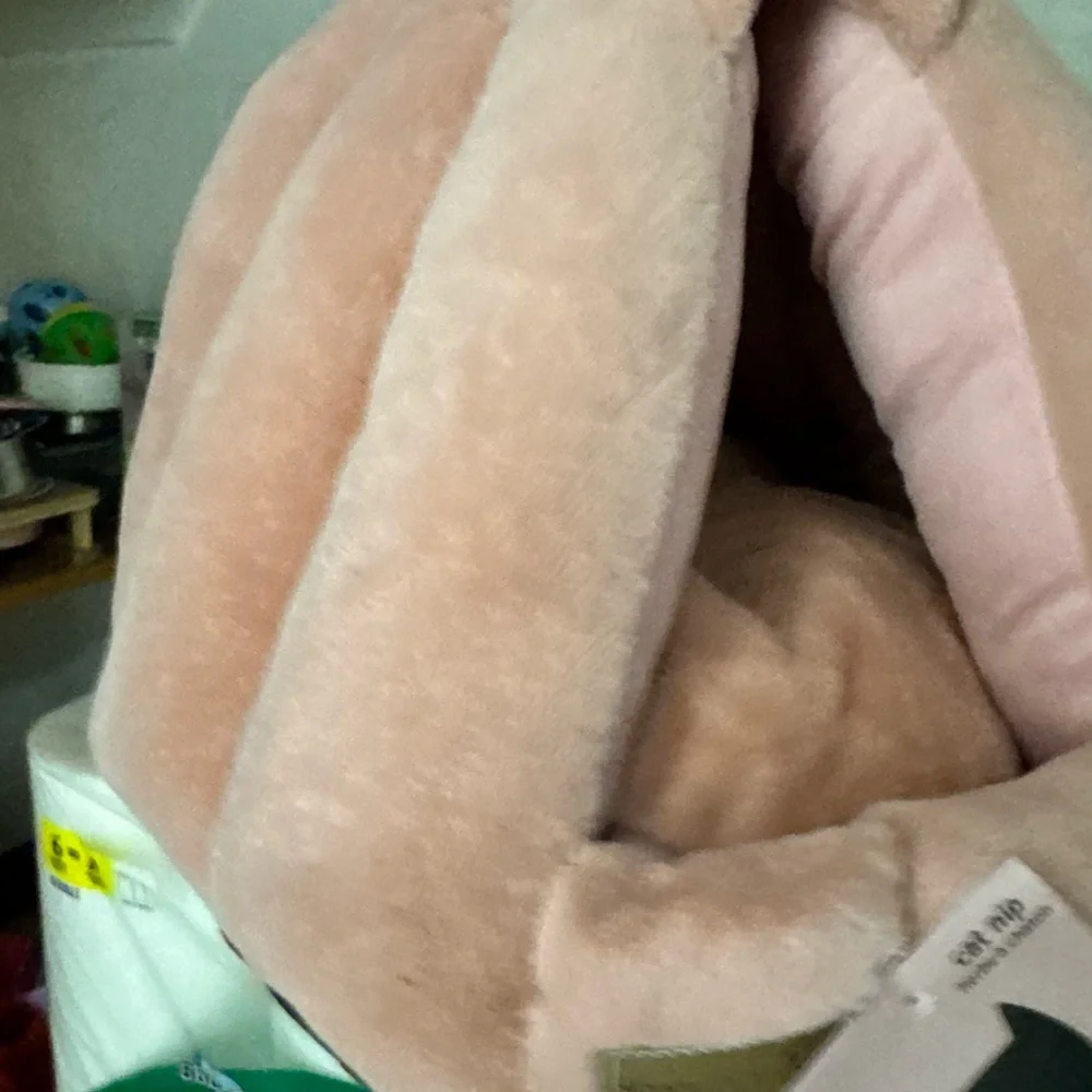 Cozy Pink Cat Bed - catnip - new with tags cozy tee pee style pink bed for cats